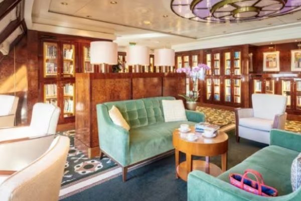 Queen Mary 2 Gallery Image